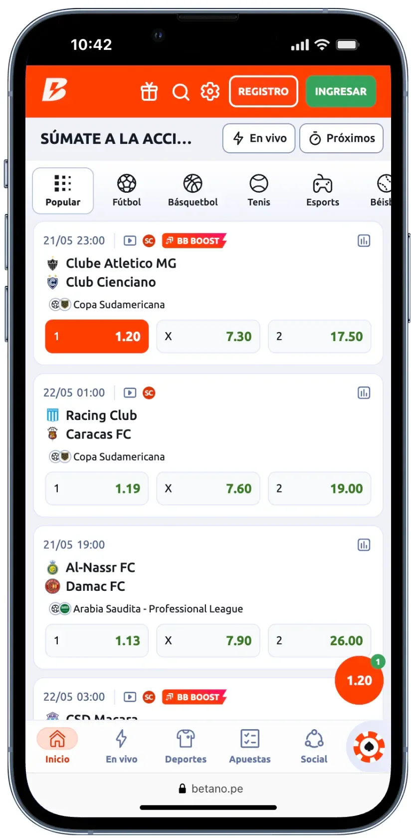 Pantalla vertical de teléfono con la cartelera de fútbol abierta, varios encuentros listados y la barra inferior de navegación de la casa.