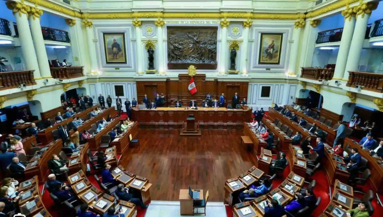 Hemiciclo del Congreso peruano visto desde la tribuna alta, con los escaños ocupados durante una sesión.